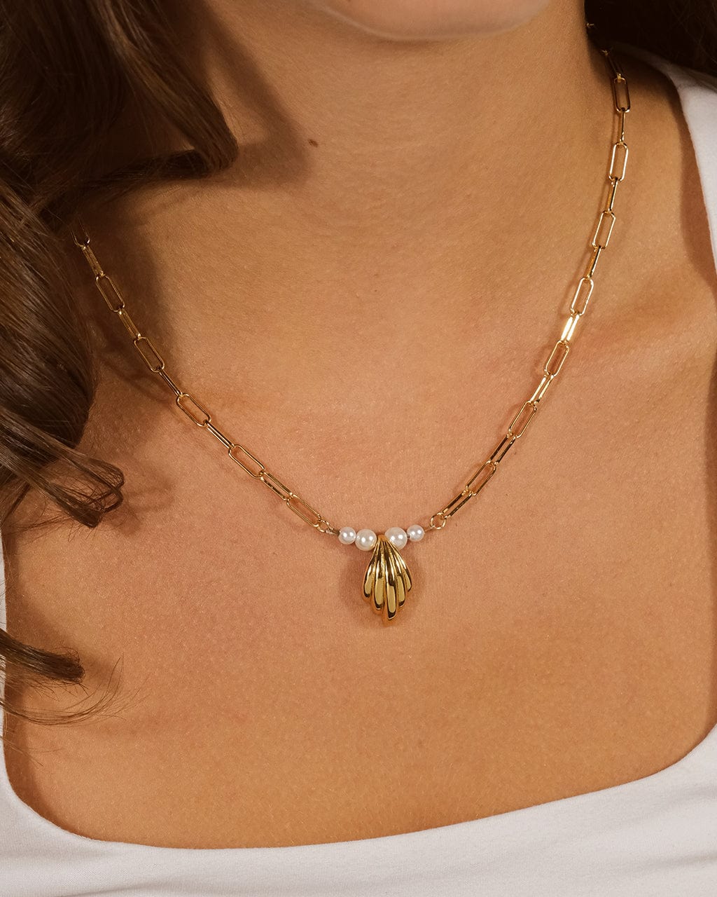 Chérie Pearl Shell Pendant Necklace