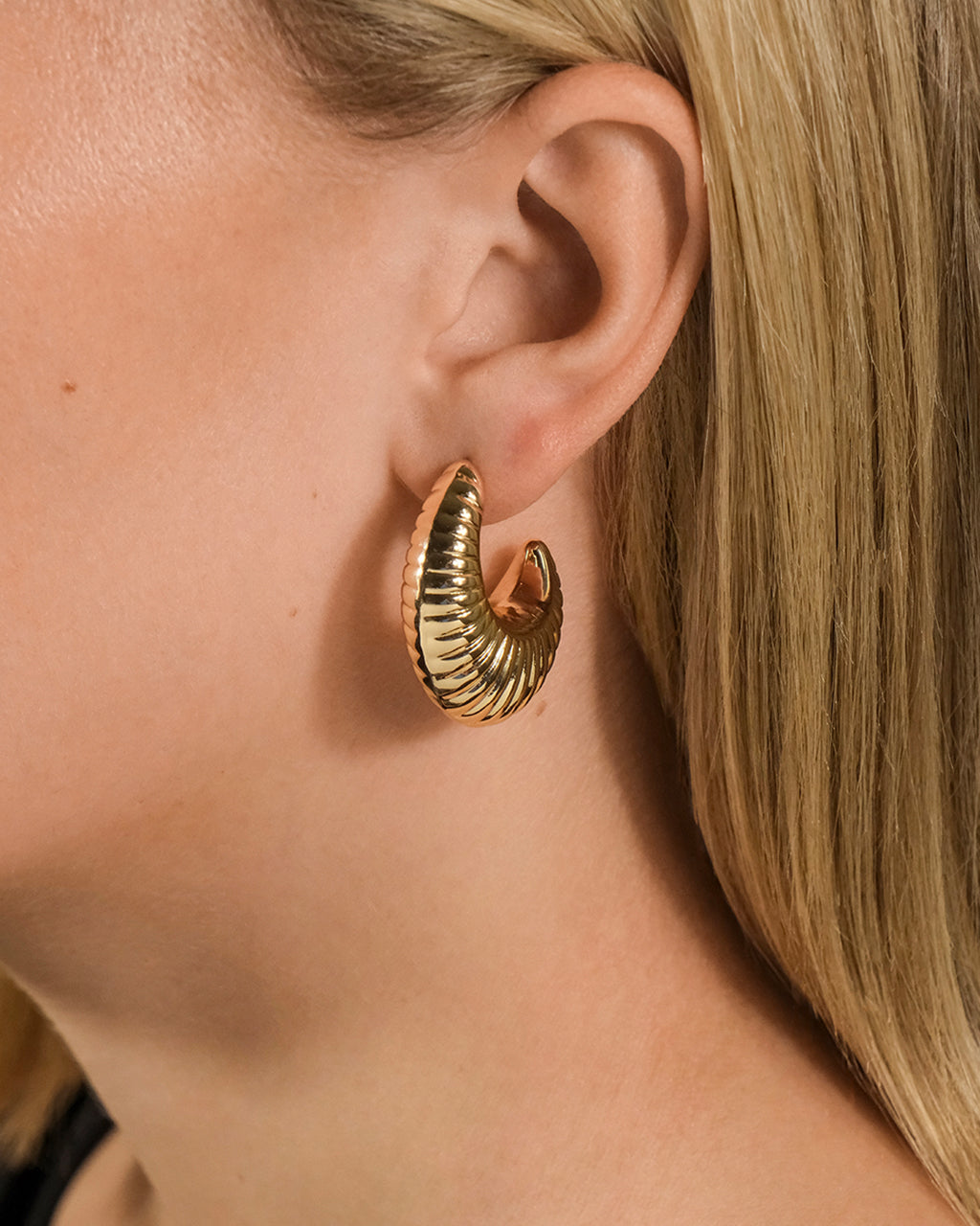 Flora Ribbed Huggie Earrings