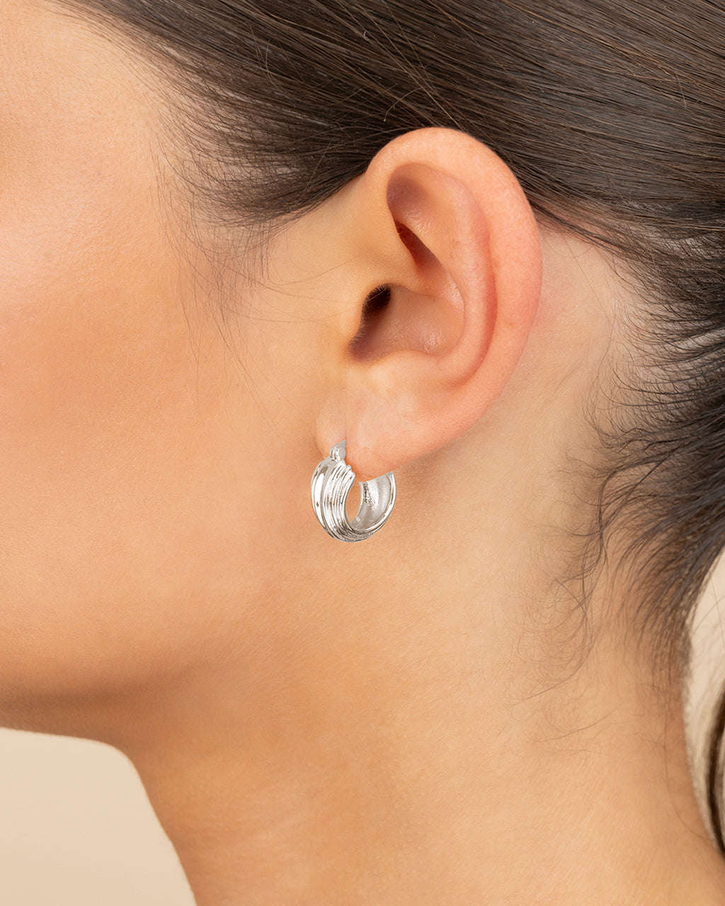 Yamile Polished Huggie Hoop Earrings