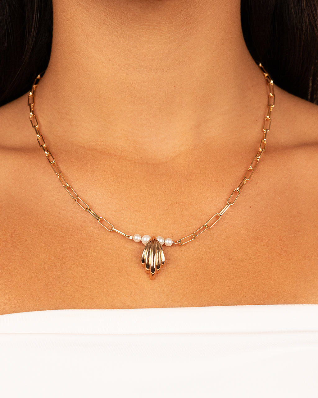 Chérie Pearl Shell Pendant Necklace