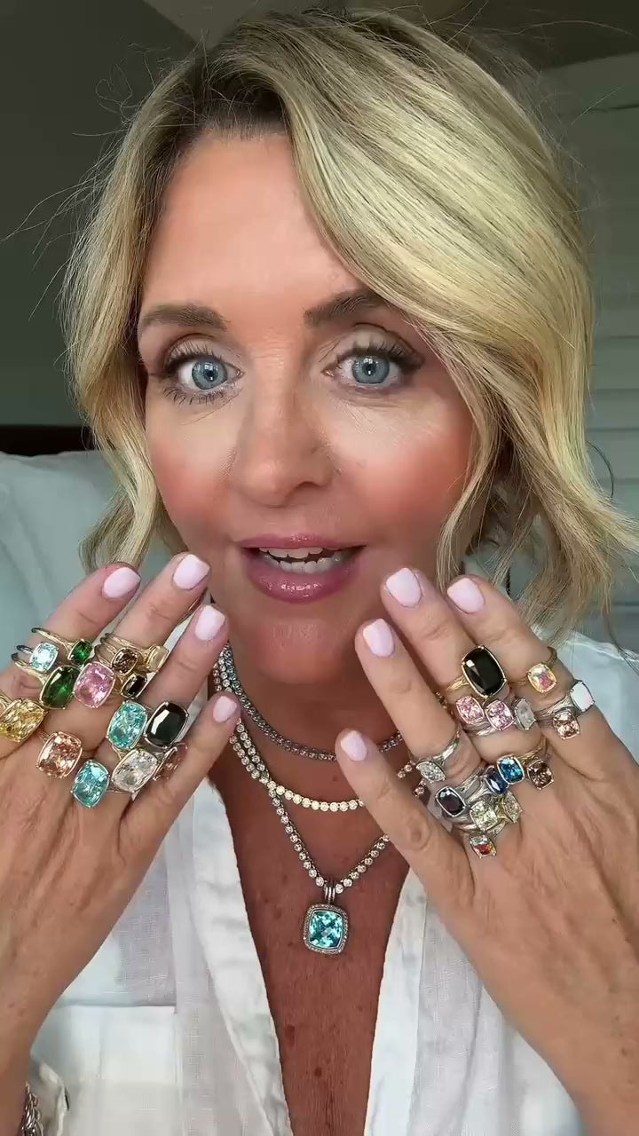 Nashville Blonde showing how she layers and stacks the edit
