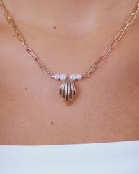 Chérie Pearl Shell Pendant Necklace